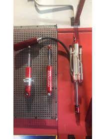 Suspensie formata din : 4 x Amortizoare 5 Coloane Reglabile Proland PROFENDER bypass + 4 x bump-stopuri (de 2 si cu cursa de 2/3