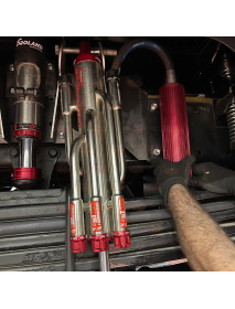 Suspensie formata din : 4 x Amortizoare 5 Coloane Reglabile Proland PROFENDER bypass + 4 x bump-stopuri (de 2 si cu cursa de 2/3